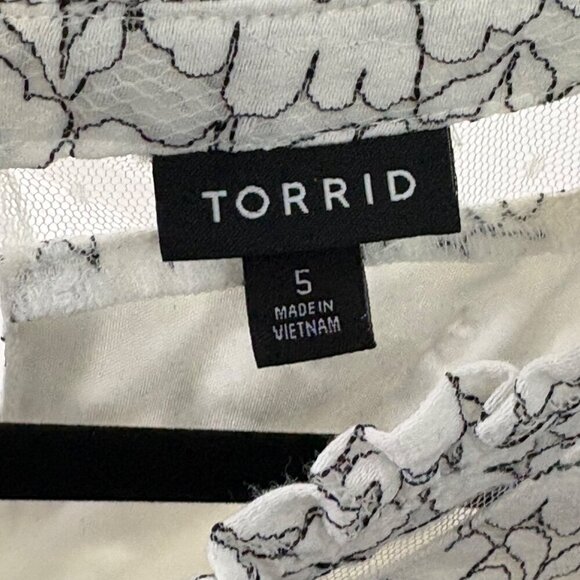Torrid Women's Feminine White Lace Mock Neck Blouse With Sheer Paneling Size 5x - Picture 10 of 12
